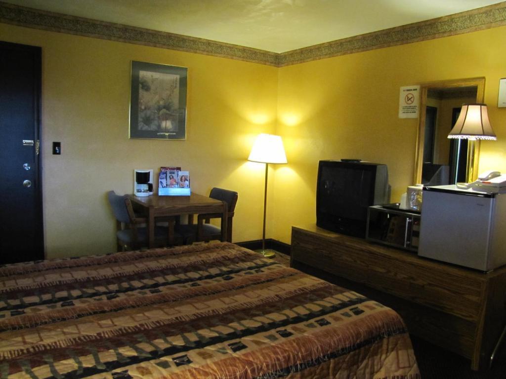 Colonial Inn Mercer-Grove City Pokoj fotografie