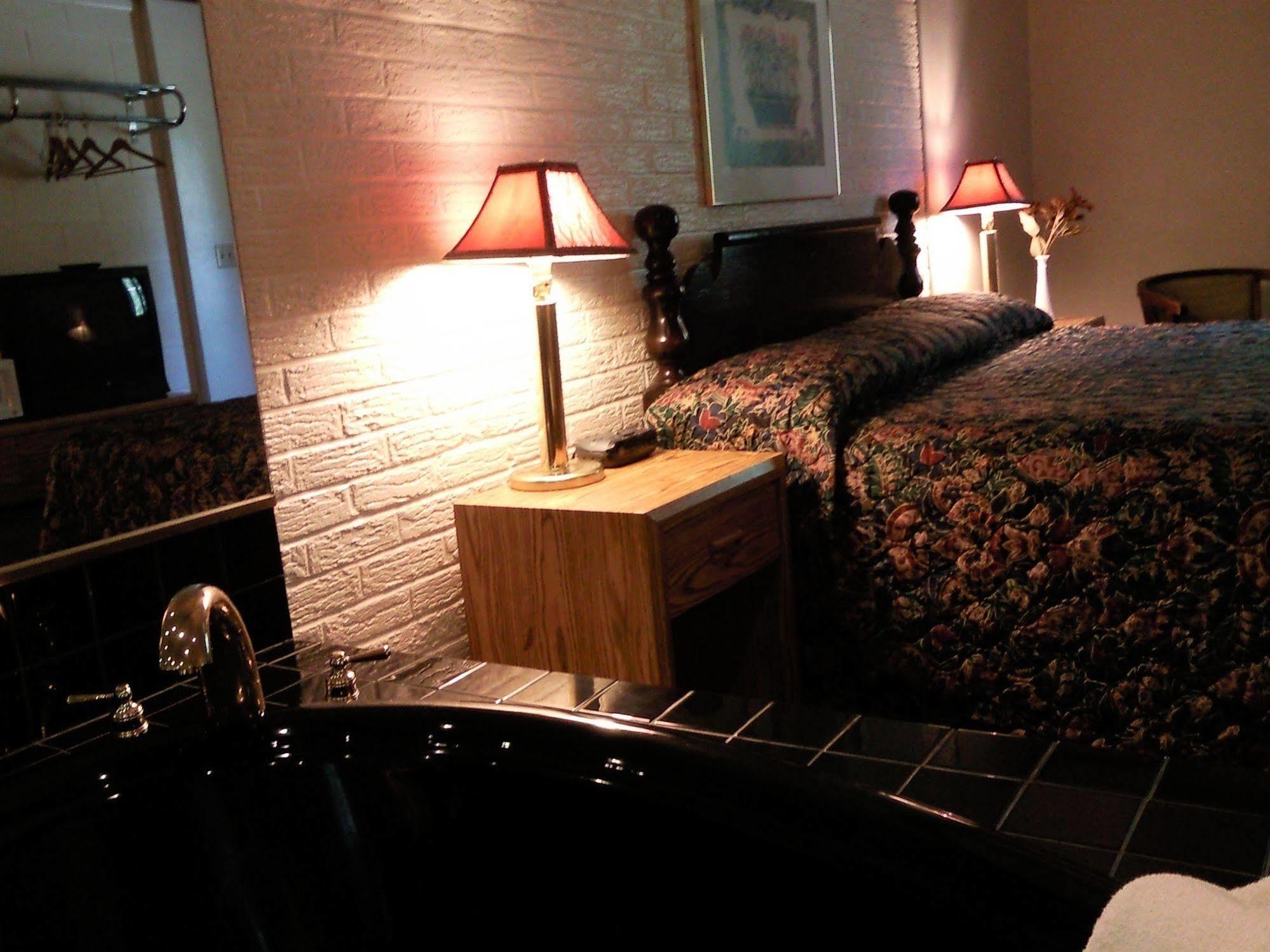 Colonial Inn Mercer-Grove City Pokoj fotografie